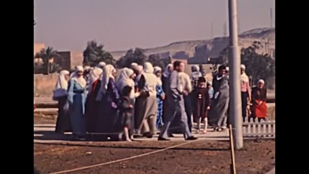Αιγυπτιακές γυναίκες με ισλαμικά ρούχα το 1980 — Αρχείο Βίντεο