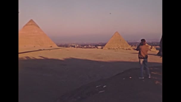 Archival Valley Tempel van Khafre met piramides — Stockvideo