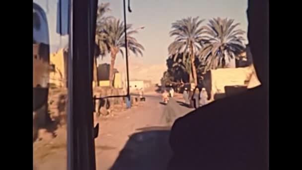 Archivistische EGYPT-tour per bus in de jaren tachtig — Stockvideo