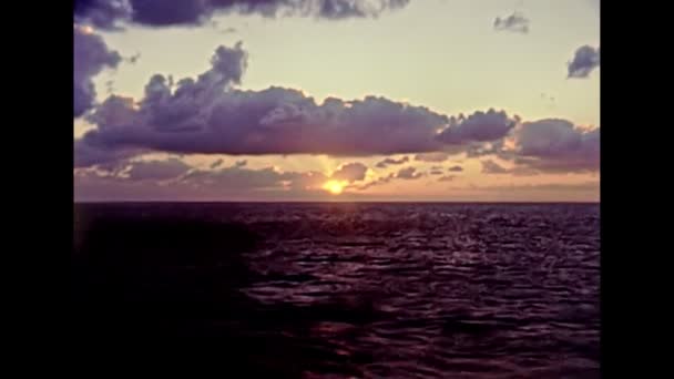 Archives des années 1980 Mer Méditerranée au coucher du soleil — Video