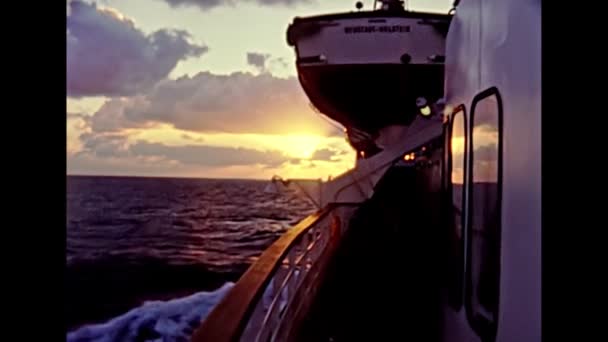 Archivbild Mittelmeer der 1980er Jahre bei Sonnenuntergang — Stockvideo
