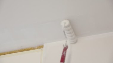 Boya silindirli bir çamaşır makinesi.