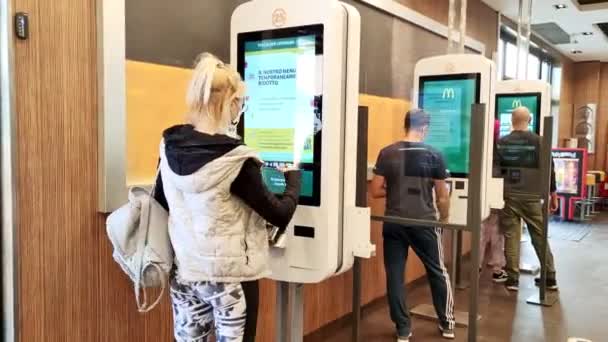 Máquinas expendedoras de McDonalds en covid-19 — Vídeo de stock