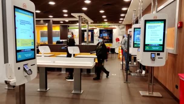 Máquina expendedora McDonalds en covid-19 — Vídeo de stock