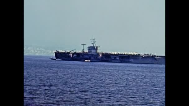 Archival van USS Nimitz slagschip carrier in 1980 — Stockvideo