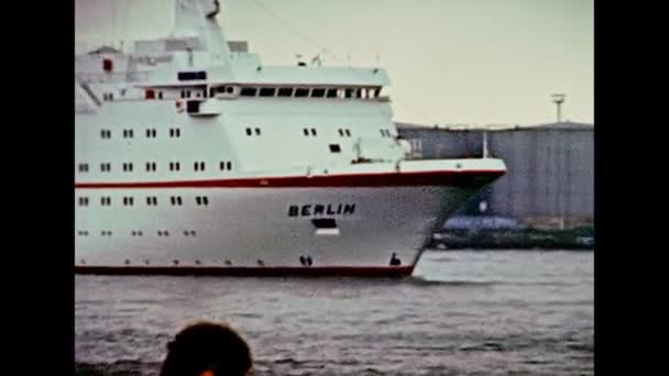 Archivierung des Kreuzfahrtschiffs MS Berlin in den 1980er Jahren — Stockvideo