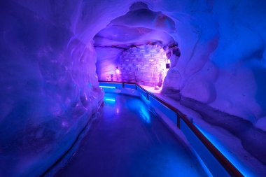İsviçre 'de Titlis' in buzul mağarası.