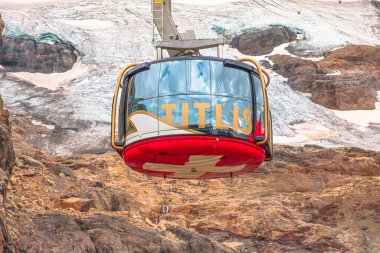 İsviçre bayraklı teleferik kabini