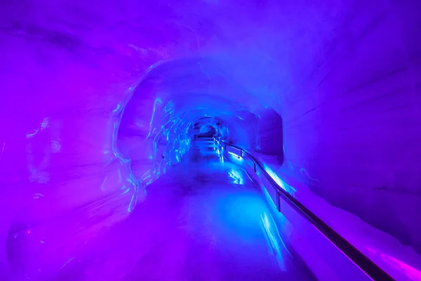 Gletscherhöhle von Titlis in der Schweiz — Stockfoto