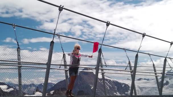 Жінка на висячому мосту. — стокове відео