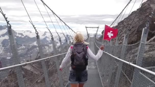 Vrouw op Titlis mount hangbrug — Stockvideo