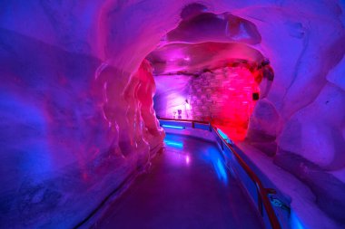 İsviçre 'de Titlis' in buzul mağarası.