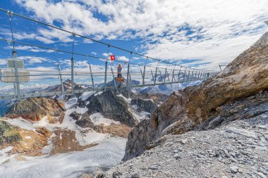 Titlis asma köprüsündeki kadın