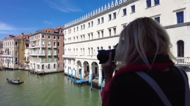 Φωτογράφος από τη γέφυρα Rialto στη Βενετία — Αρχείο Βίντεο