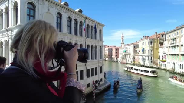 Femme prenant des photos du pont du Rialto — Video