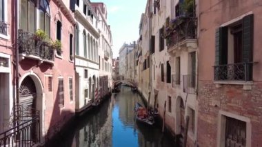 Gondol köprünün altında.