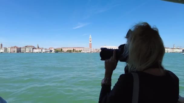 Ferry para torre sineira de San Marco — Vídeo de Stock
