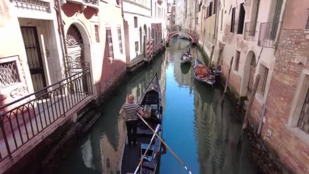 Gondoler i Venedig små kanaler – Stock-video