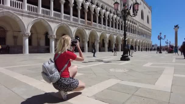 Chica tomando fotos en San Marcos — Vídeos de Stock