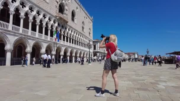 Chica tomando fotos en el Palacio Ducal — Vídeos de Stock