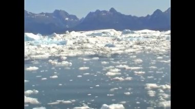 Alaska 'da eriyen buz dağları