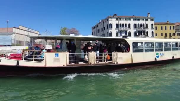 Barco de balsa de Veneza — Vídeo de Stock