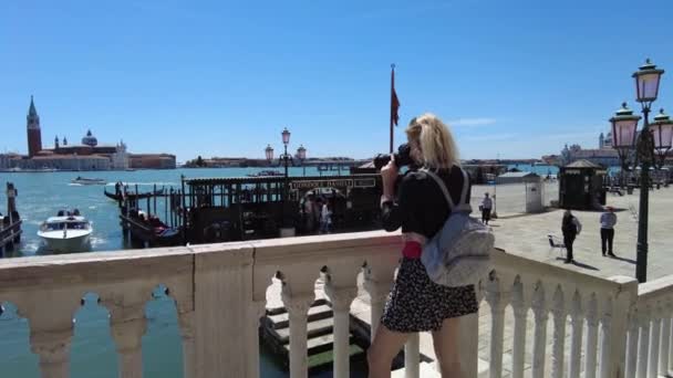 Turystka robi zdjęcia gondoli w Wenecji — Wideo stockowe