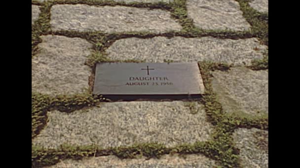 Prezident John Fitzgerald Kennedy dcera hrob — Stock video