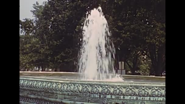 Fountain in Capitol Hill park in 1980s — Stock Video