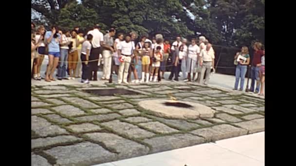 John Fitzgerald Kennedy Gravesite tourists in 1980s — Stock Video