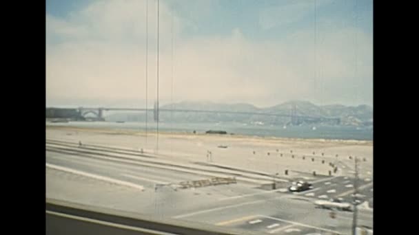 Arşiv aracı, Golden Gate 1970 'lerden geçiyor. — Stok video
