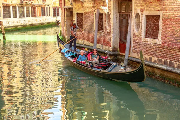 Gondoleiros de Veneza no Grande Canal — Fotografia de Stock