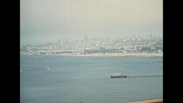 Przejazd archiwalny przez Golden Gate w latach 70. — Wideo stockowe