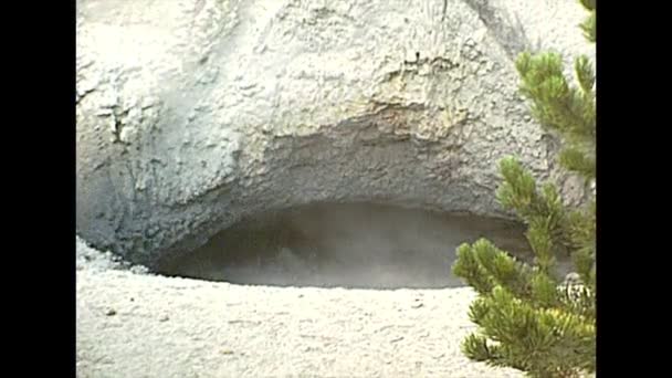 Yellowstone Geyser från 1970-talet — Stockvideo