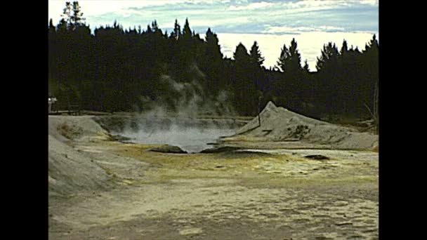 Aguas termales árboles muertos piscinas en 1970 — Vídeos de Stock