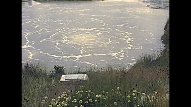 Gorące źródło Park Narodowy Yellowstone w latach 70. — Wideo stockowe