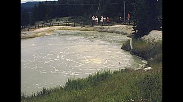 Kolam air panas di Yellowstone tahun 1970-an — Stok Video