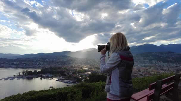 Žena od města Lugano panorama — Stock video