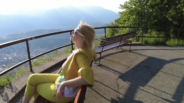 Kvinna i Lugano Monte Bre mount — Stockvideo