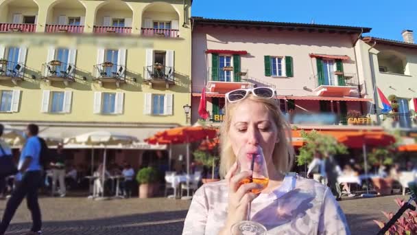 Жінка п'є коктейль в Асконі. — стокове відео