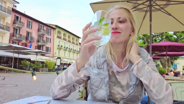 Žena pije koktejl v pomalé MOTION — Stock video