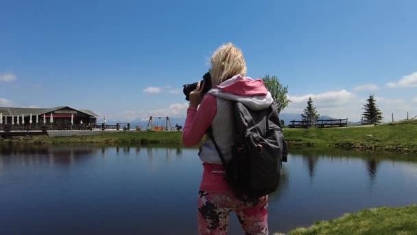 Tamaro Dağı 'ndaki turist fotoğrafçı kadın. — Stok video