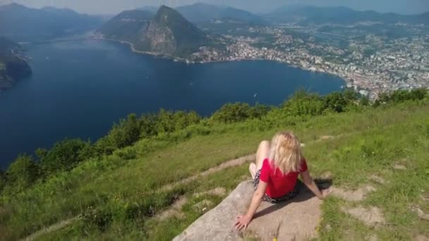 Kvinna i Lugano Monte Bre mount — Stockvideo