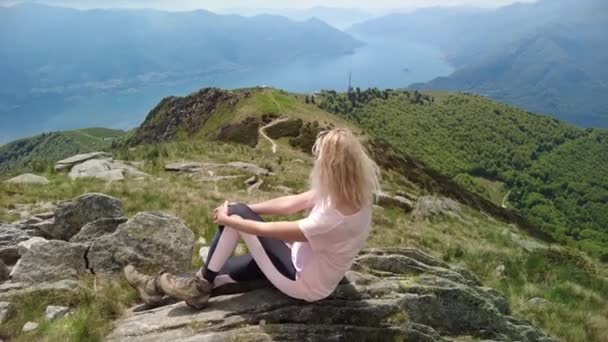 Nő Cardada Cimetta tetején svájci kábel autó — Stock videók
