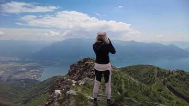 Fotograaf op de berg Cardada-Cimetta — Stockvideo