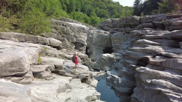 Fotógrafa en Ponte brolla canyon — Vídeos de Stock