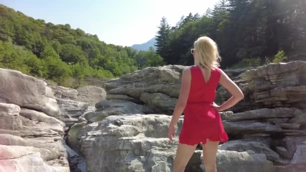Nő a Ponte brolla kanyonban — Stock videók