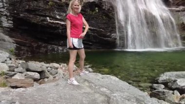 Bignasco 'nun büyük şelalesindeki kadın.