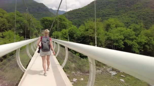 Frau auf Brücke der Maggia — Stockvideo