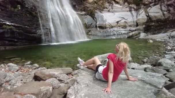 Mujer en gran cascada de Bignasco — Vídeos de Stock